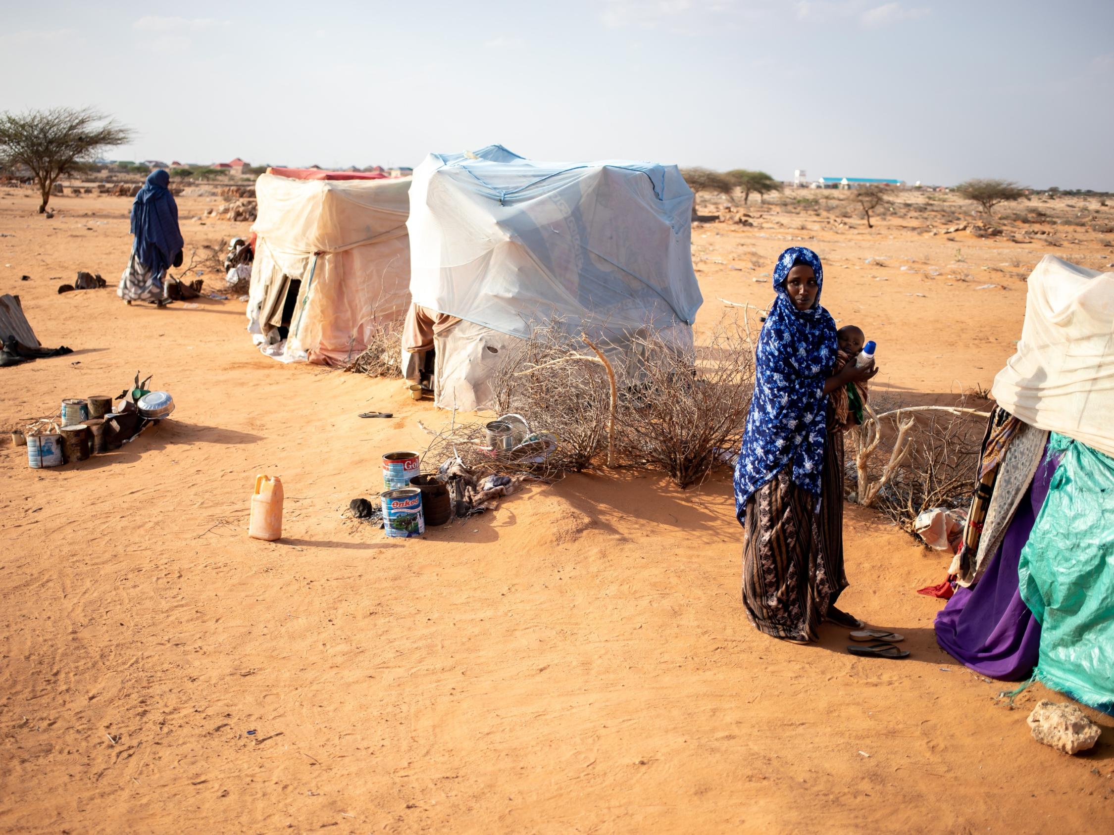 Eine Mutter mit ihrem Kind ist vor der Dürre in Somalia in ein Lager für Binnenvertriebene geflohen.