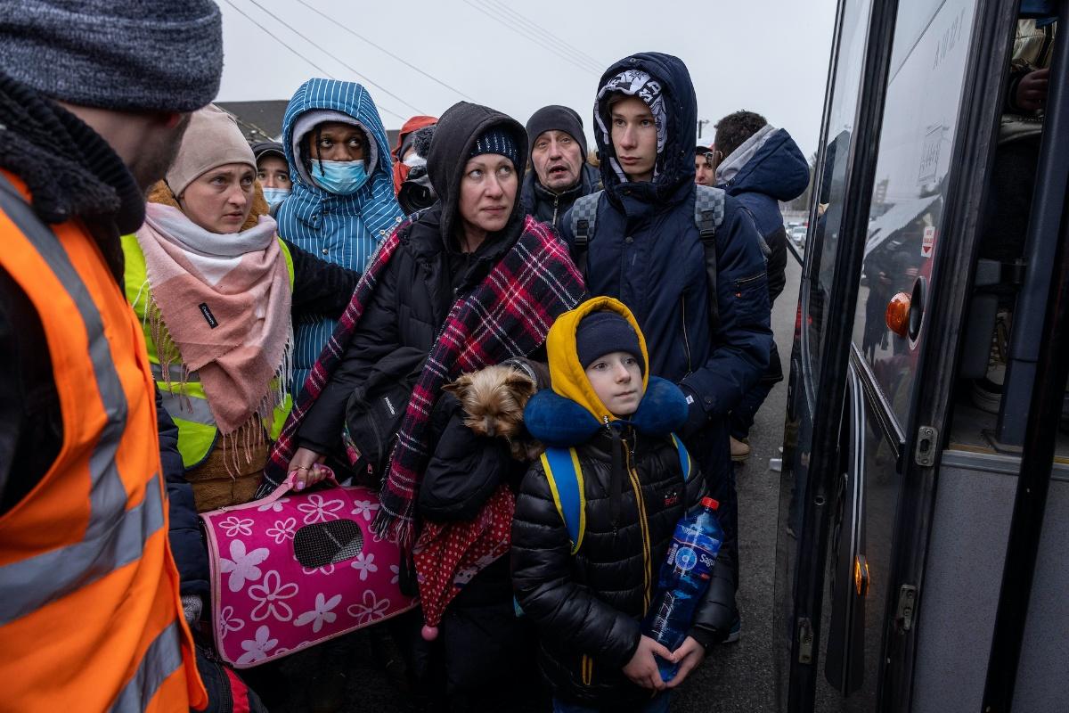 Flüchtlinge aus der Ukraine warten am polnischen Grenzübergang in Medyka (Foto: Frank Schultze / Diakonie Katastrophenhilfe)