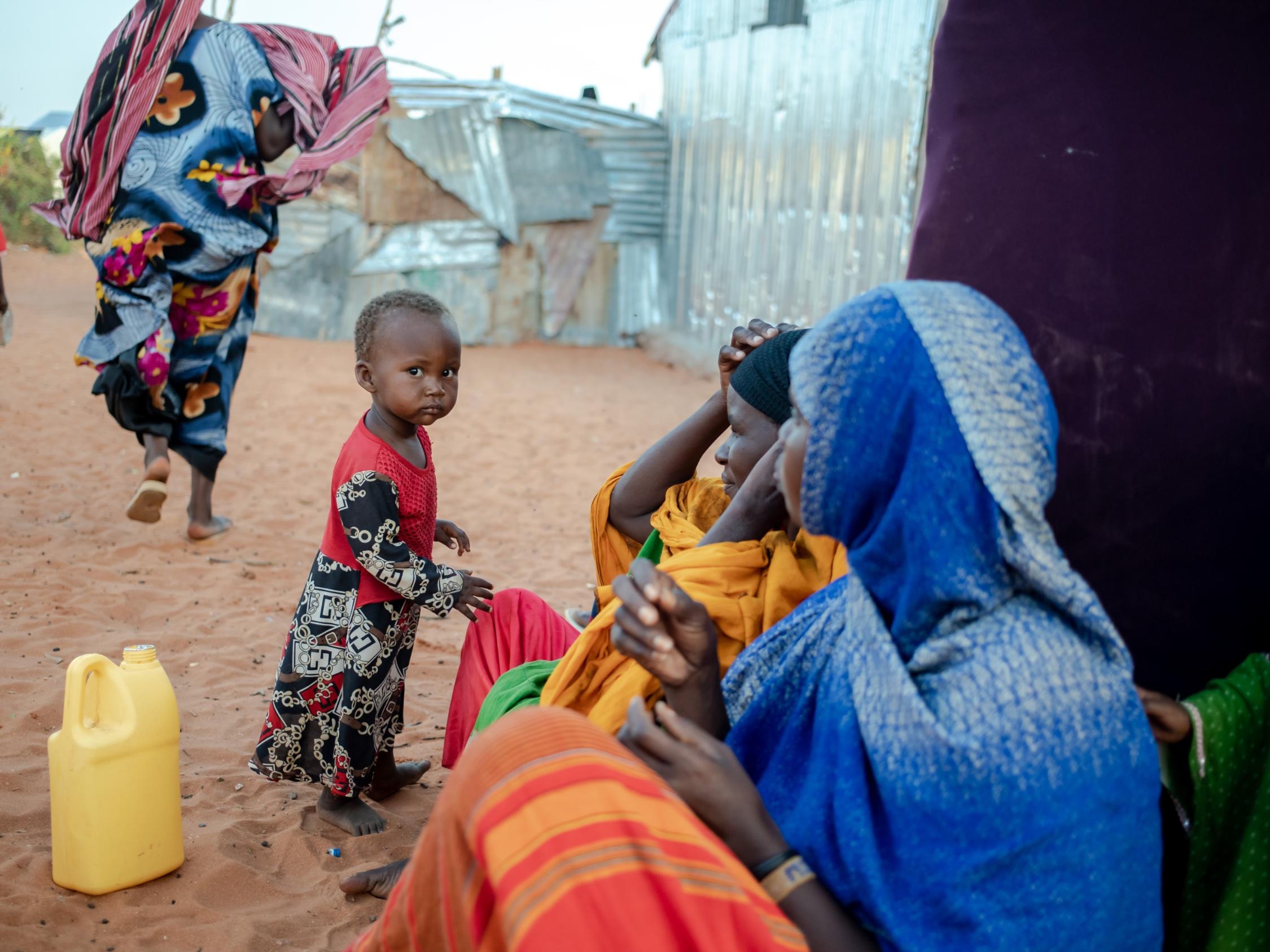 Eine Mutter sitzt mit ihrer Familie vor einer provisorischen Unterkunft in einer Siedlung für Dürreflüchtlinge in Galkayo. Als Reaktion auf die zunehmende Dürre und auf die wachsende Hungerkatastrophe in Somalia ist das oberste Ziel des Projekts der Diakonie Katastrophenhilfe, einen Beitrag zu einem verbesserten und sicheren Zugang zu Wasser und Hygiene, zur Ernährungssicherheit sowie zu anderen Grundbedarfen für besonders von der Dürre und vom Gewaltkonflikt betroffene Binnenvertriebene zu leisten.  Projektpartner: Zentrum für Frieden und Demokratie - CPD