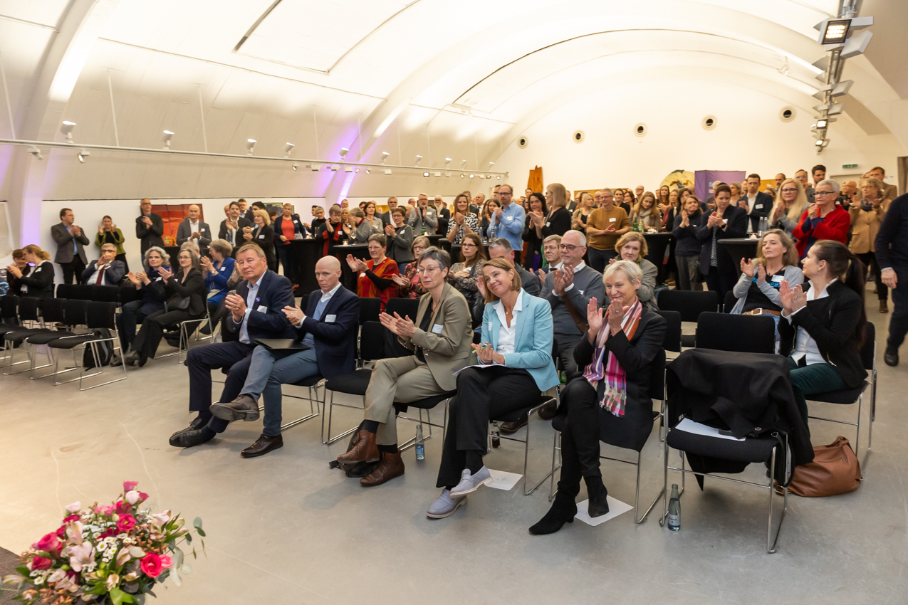 Rund 200 Gäste aus Politik, Kirche und Gesellschaft feierten beim Abend der Begegnung der Diakonie Hamburg 2024